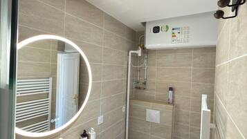 Douche, sĂšche-cheveux, serviettes fournies, savon