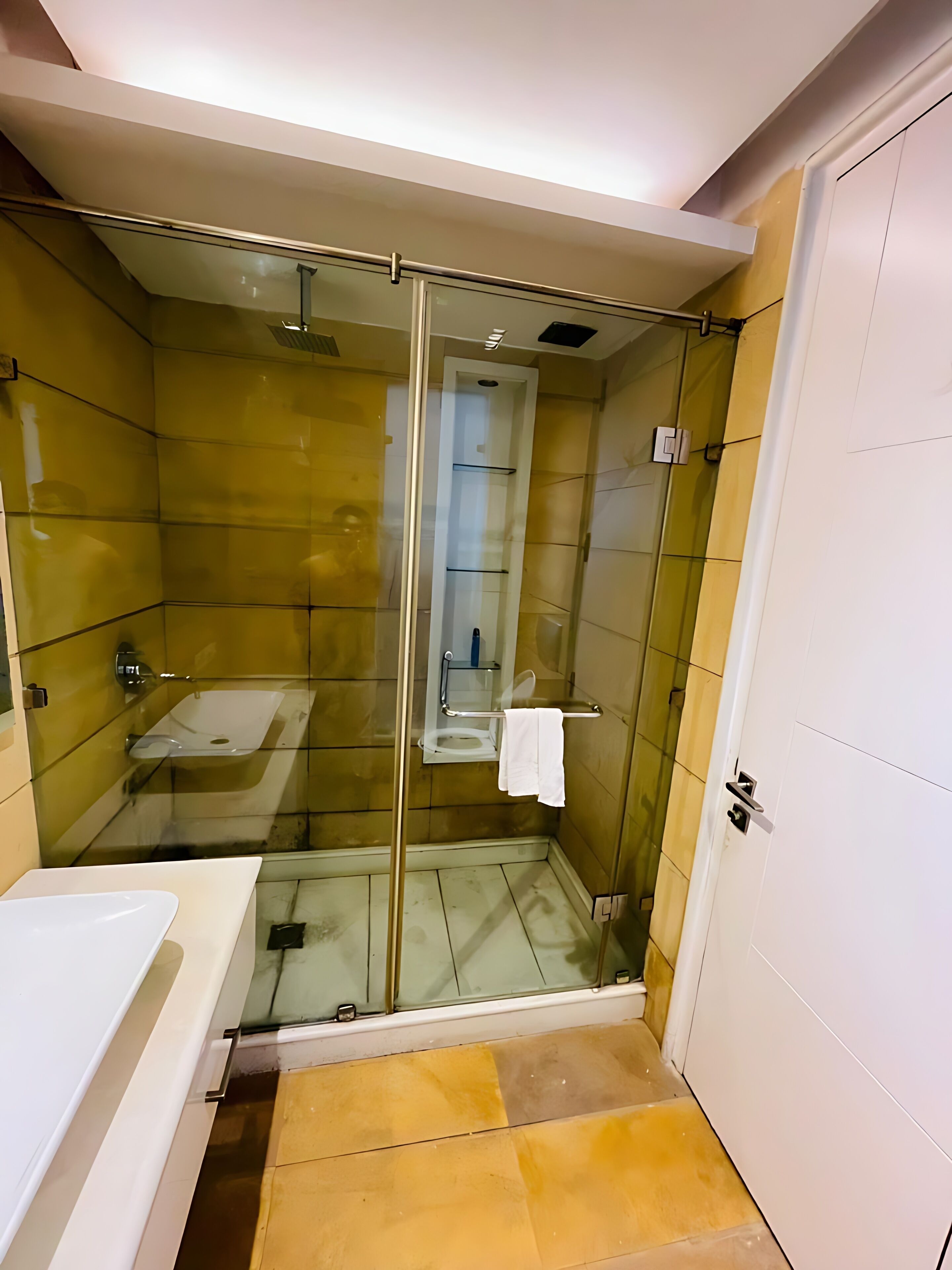 アパートメント ゴルフビュー | バスルーム | シャワー、タオル、石鹸、トイレットペーパー