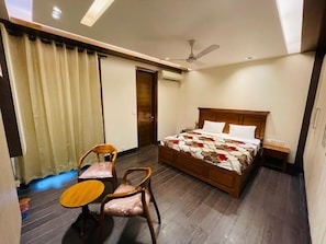 Soundproofing, iron/ironing board, free WiFi - Fortune Home Service Apartment 4Bhk D163 (New Delhi)