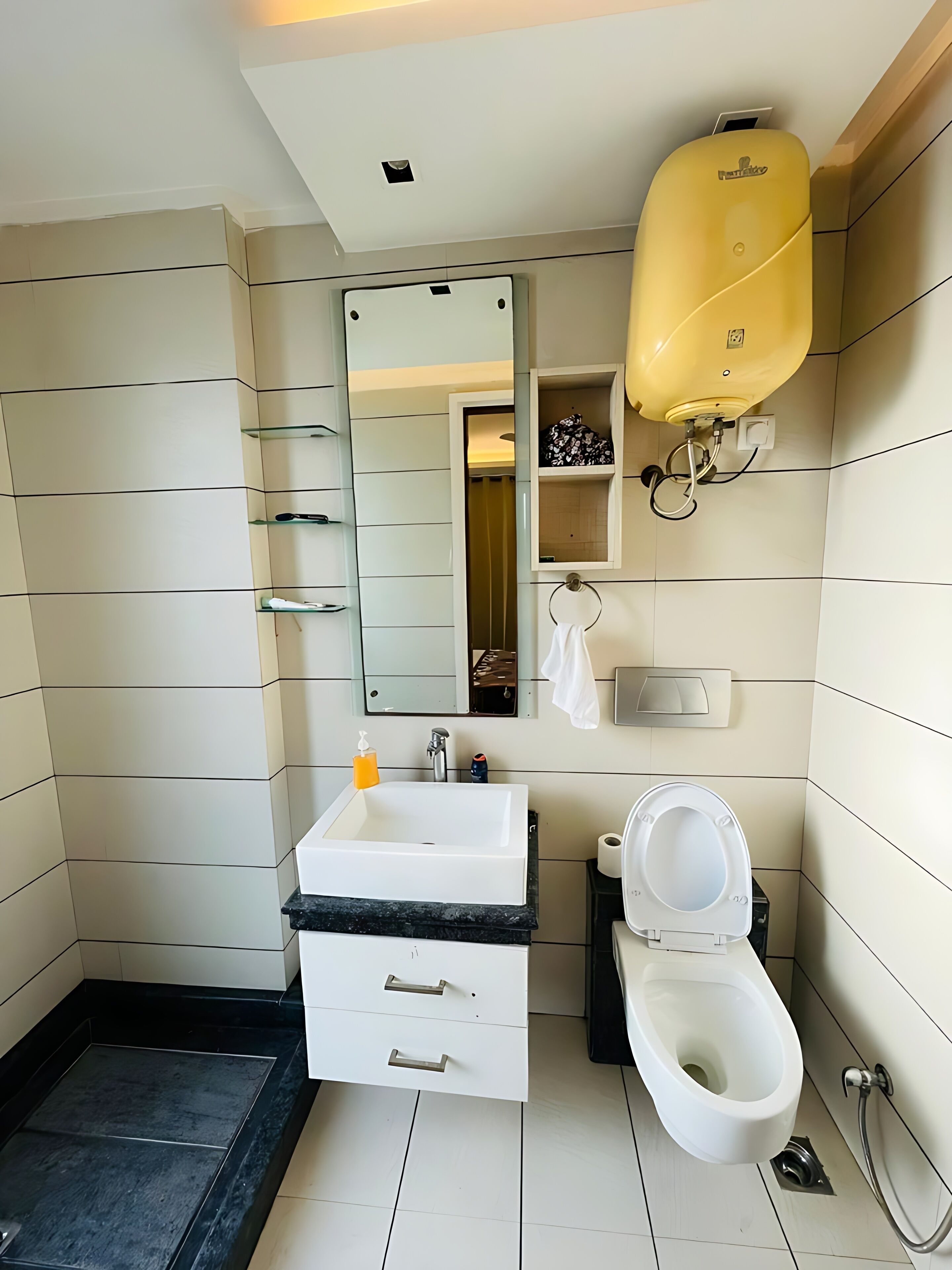 Chuveiro, toalhas de banho, sabonete, papel higiênico