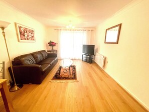 Smart TV - Sha Luxe Heathrow – Luxury 2-bedroom apartment (Stanwell)