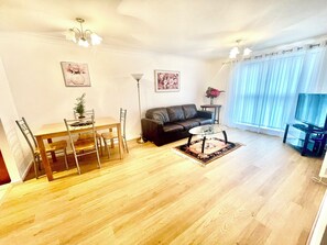 Smart TV - Sha Luxe Heathrow – Luxury 2-bedroom apartment (Stanwell)