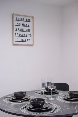 Dining - 4BR All Essentials, Tottenham, Parking, Sleeps 12! Contractor & Group Friendly! (London)