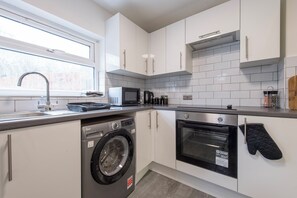 Private kitchen - 4BR All Essentials, Tottenham, Parking, Sleeps 12! Contractor & Group Friendly! (London)