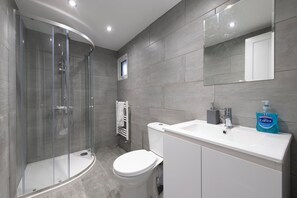 Unclassified image, 2 of 63, button - 4BR All Essentials, Tottenham, Parking, Sleeps 12! Contractor & Group Friendly! (London)