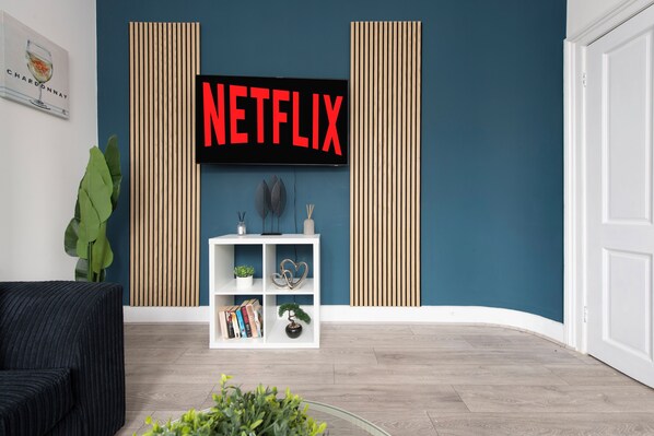 Unclassified image, 1 of 63, button - 4BR All Essentials, Tottenham, Parking, Sleeps 12! Contractor & Group Friendly! (London)