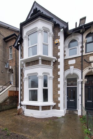 Exterior detail - 4BR All Essentials, Tottenham, Parking, Sleeps 12! Contractor & Group Friendly! (London)