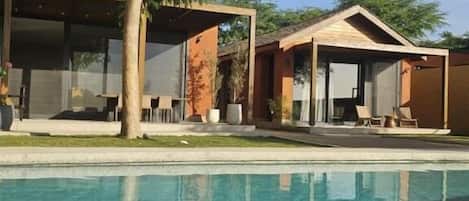 4 개의 야외 수영장