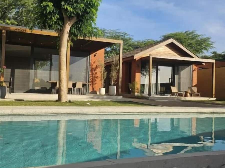 4 outdoor pools