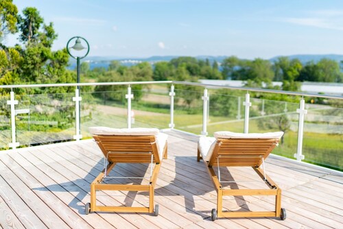 Luxury vacation apartment Seesehnsucht Höri with lake view and whirlpool bathtub.