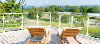 Luxury vacation apartment Seesehnsucht Höri with lake view and whirlpool bathtub.