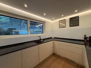 Een koelkast, een oven, een kookplaat, een vaatwasser