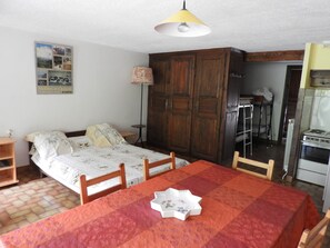 1 camera, ferro/asse da stiro, lenzuola