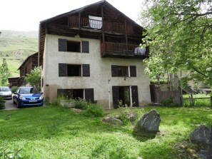 Exterior - Family studio facing the forest at the start of hiking and cross-country skiing trails (Molines en Queyras)