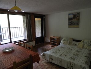 1 camera, ferro/asse da stiro, lenzuola