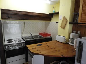 Private kitchen - Family studio facing the forest at the start of hiking and cross-country skiing trails (Molines en Queyras)