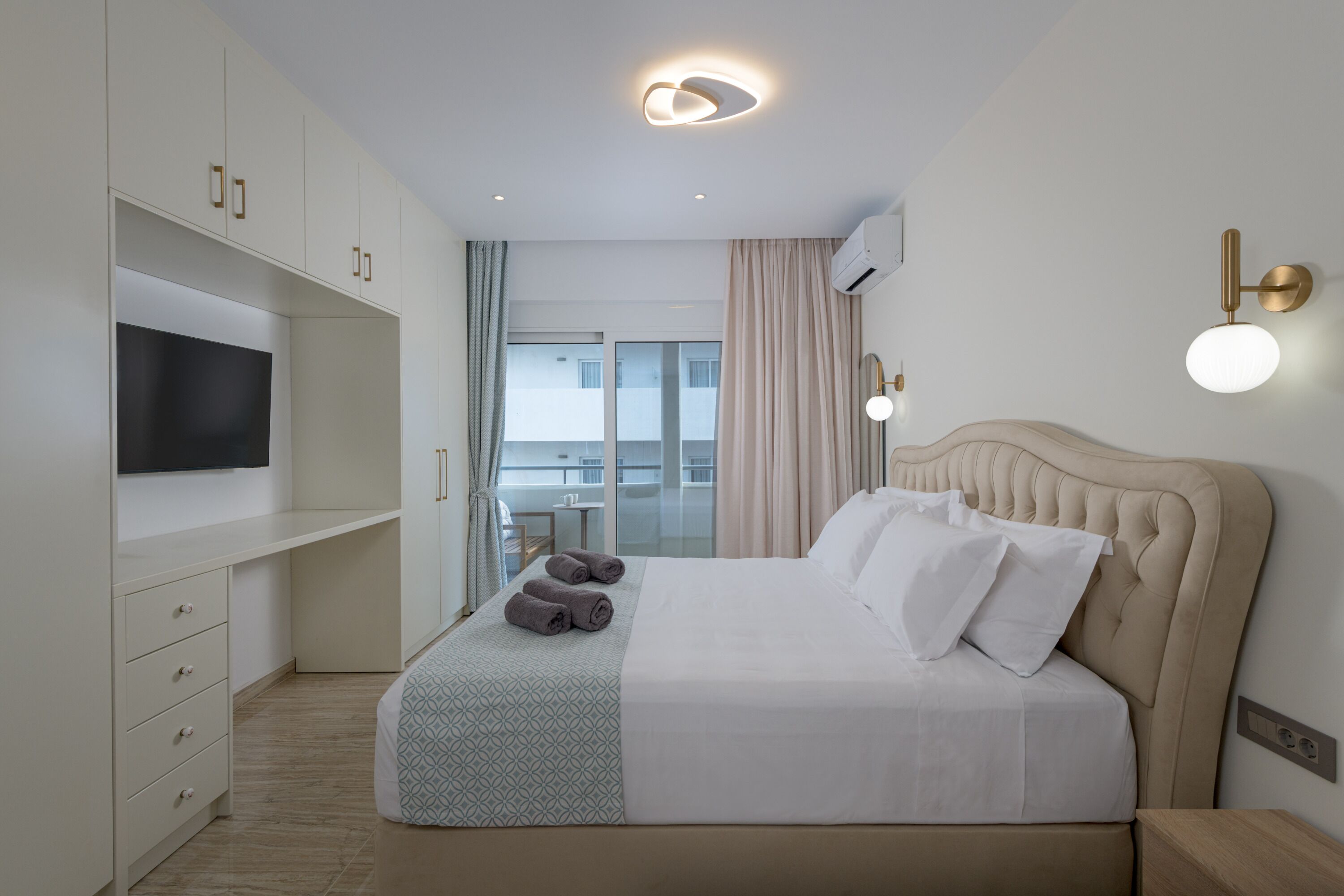 2 chambres, coffres-forts dans les chambres, fer et planche à repasser