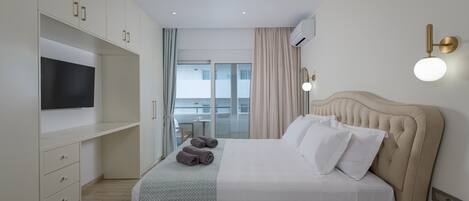 2 chambres, coffres-forts dans les chambres, fer et planche à repasser