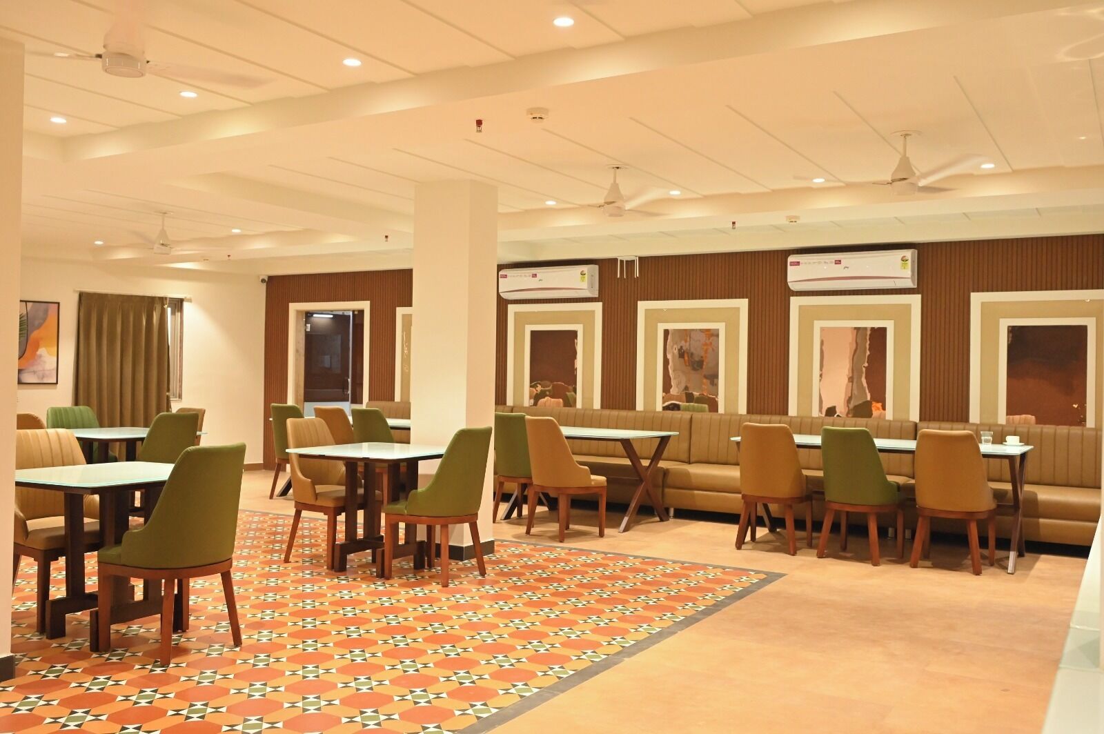 Petit déjeuner, déjeuner et dîner servis sur place