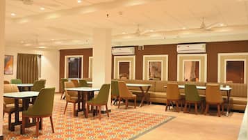 Petit déjeuner, déjeuner et dßner servis sur place