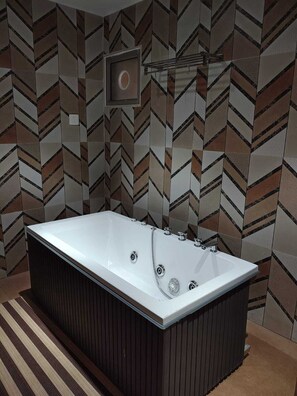 Junior Suite, City View | Bathroom | Free toiletries, towels, soap, shampoo - Hotel Camel managed by CLAY (Mundra)