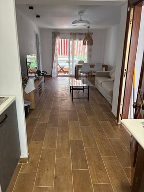 Interior - Apartment on the beach. 10 minutes from Valencia Sleeps 4. 2 bedroom 1 bathroom (Playa Puebla de Farnals)