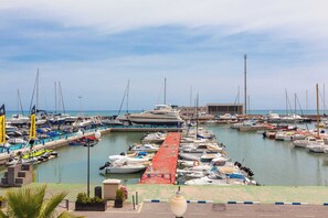 Marina - Apartment on the beach. 10 minutes from Valencia Sleeps 4. 2 bedroom 1 bathroom (Playa Puebla de Farnals)