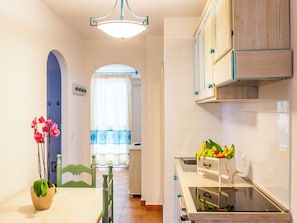 Réfrigérateur, four, batterie de cuisine, vaisselle et ustensiles