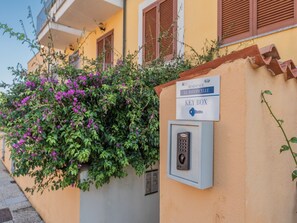 Schlüsselbox für eine Residenz namens "Le Pavoncelle" mit Sicherheitstastatur.