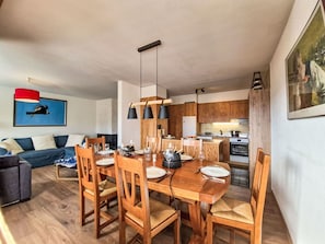 Dining - Nice apartment for 6 guests with WIFI, TV, balcony, pets allowed and panoramic view (Crans-montana)