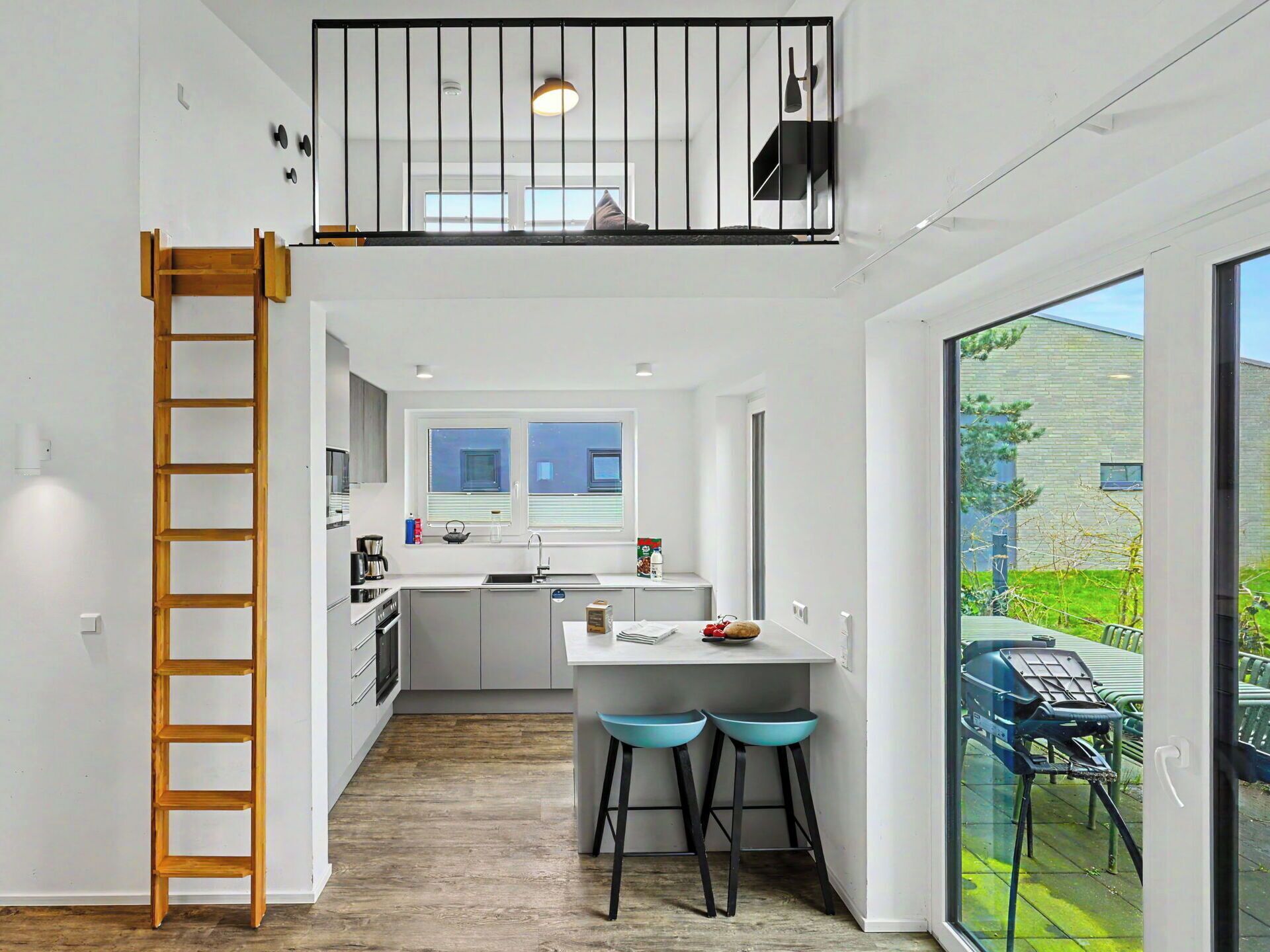 Micro-ondes, four, lave-vaisselle, chaise haute