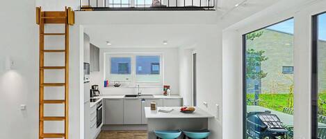 Micro-ondes, four, lave-vaisselle, chaise haute