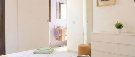 2 bedrooms, travel cot, free WiFi