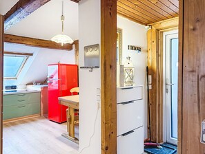 Kylskåp, mikrovågsugn, diskmaskin och grytor/köksredskap