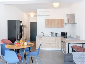 Fridge, microwave, oven, cookware/dishes/utensils - Studio Côté Sud 5 by Interhome (Porto Vecchio)