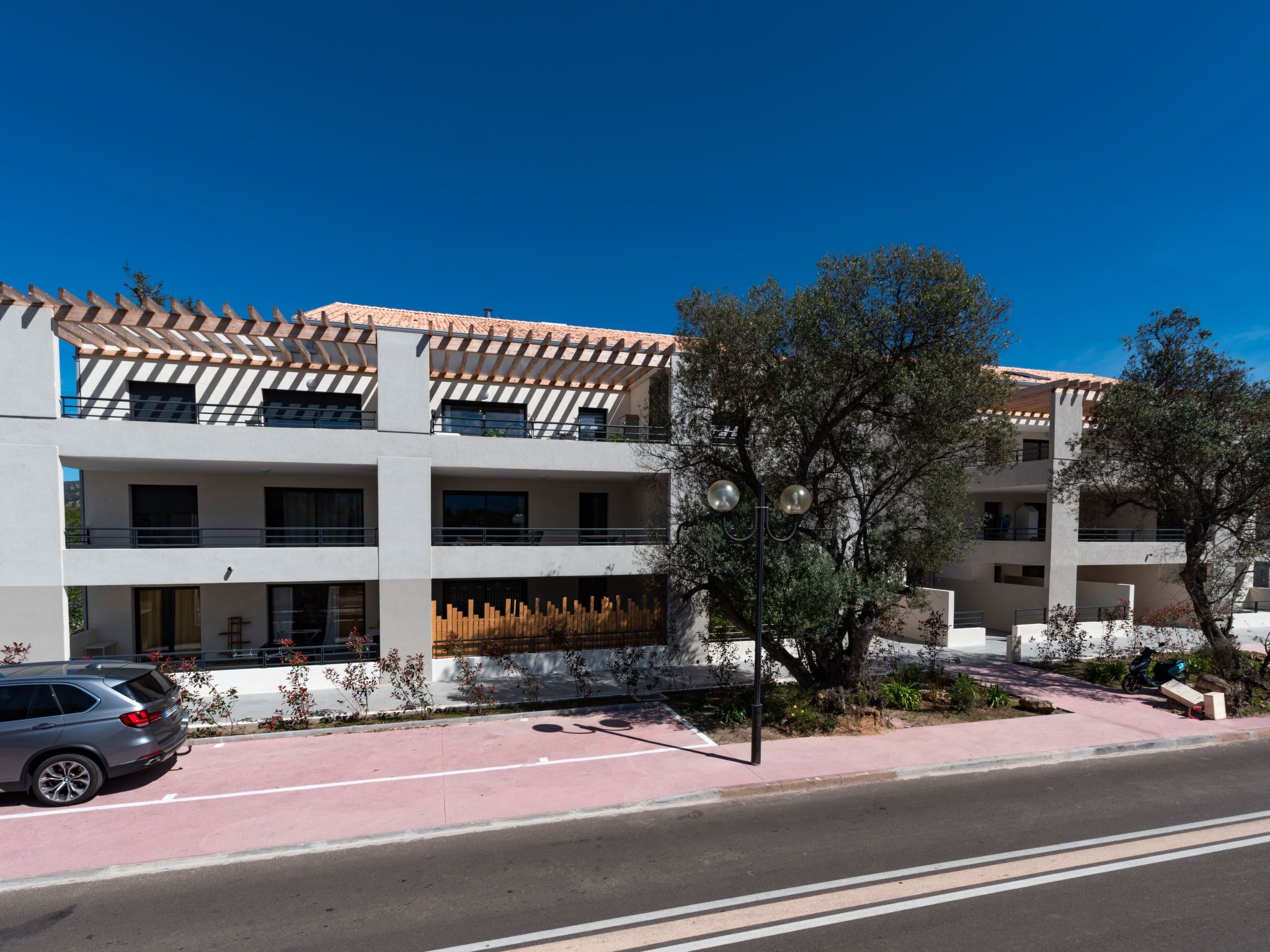 A multi-story building with a flat roof and balconies.