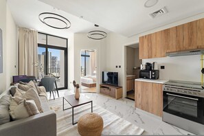 Un apartamento moderno con sala de estar, cocina y balcón.