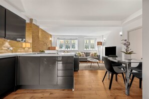 House - Premium 1-bed Apartment in Soho Near Carnaby St (London)