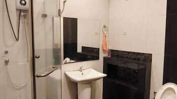 City Studio Suite, 1 King Bed | Bathroom