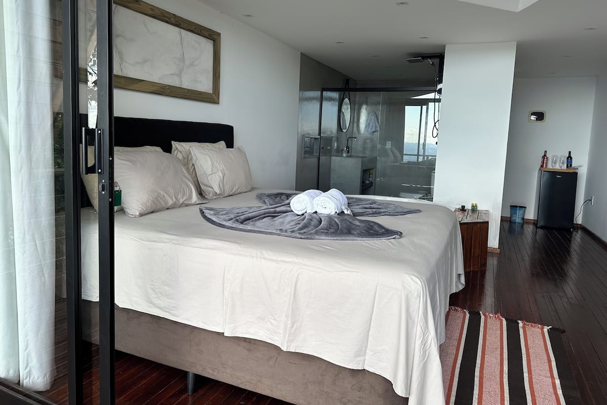 Habitación Deluxe doble, balcón, vistas a la colina | Wifi gratis