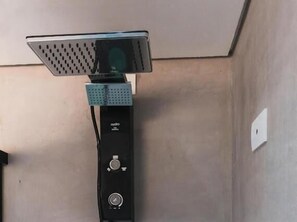 Deluxe-Doppelzimmer, 1 King-Bett, Balkon, Hügelblick