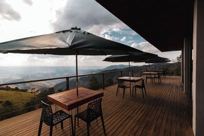 Outdoor dining - Pousada Dona Pedra (Córrego do Bom Jesus)