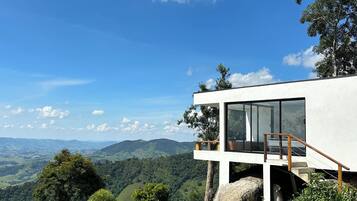 Quarto casal luxo, 1 cama King, sacada, vista para a colina