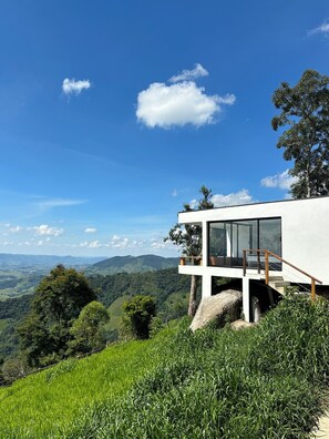 Deluxe Double Room, 1 King Bed, Balcony, Hill View | Premium bedding, pillow-top beds, free WiFi, bed sheets - Pousada Dona Pedra (Córrego do Bom Jesus)
