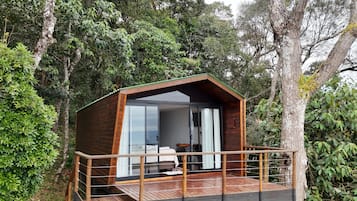 Deluxe tweepersoonskamer, balkon, uitzicht op heuvels | Terrein van de accommodatie