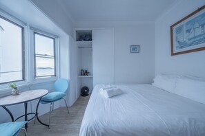 1 bedroom, bed sheets - Beachfront Retreat in Manly + Parking Available (Manly)