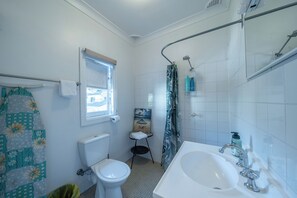 Towels, soap, toilet paper - Beachfront Retreat in Manly + Parking Available (Manly)