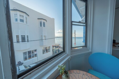 Beachfront Retreat in Manly + Parking Available