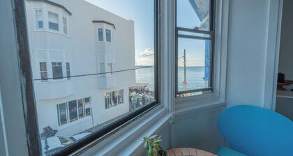 Beachfront Retreat in Manly + Parking Available