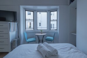 1 bedroom, bed sheets - Beachfront Retreat in Manly + Parking Available (Manly)
